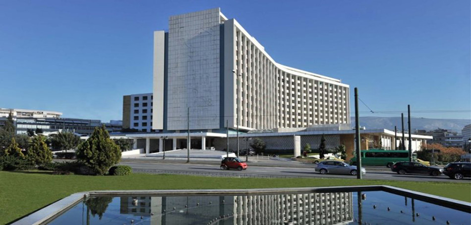 Το Costa Navarino αγοράζει το Hilton