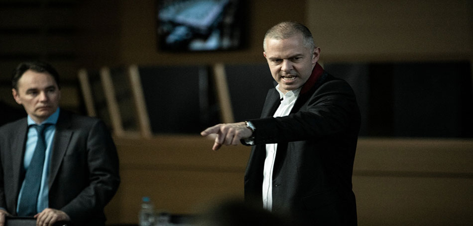 Ενήλικοι στην Αίθουσα
