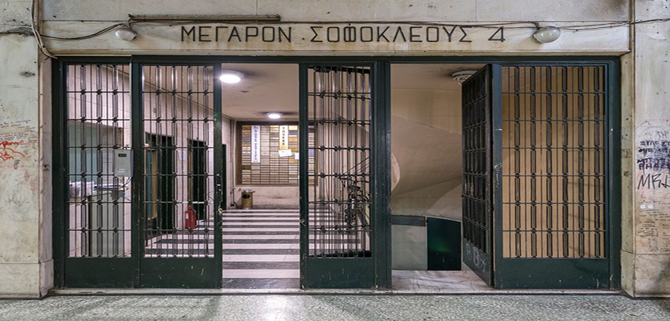 Stock Images: Έκθεση του Πάνου Κοκκινιά στη Στοά Αθηνών