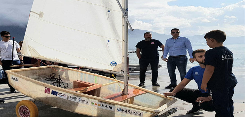 Στην Καλαμάτα φτιάχνουν σκάφη από πλαστικά μπουκάλια!