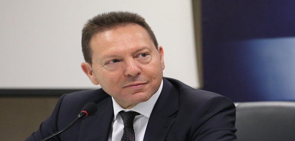 Στουρνάρας: Παραχωρεί τον μισό μισθό του για το επόμενο δίμηνο