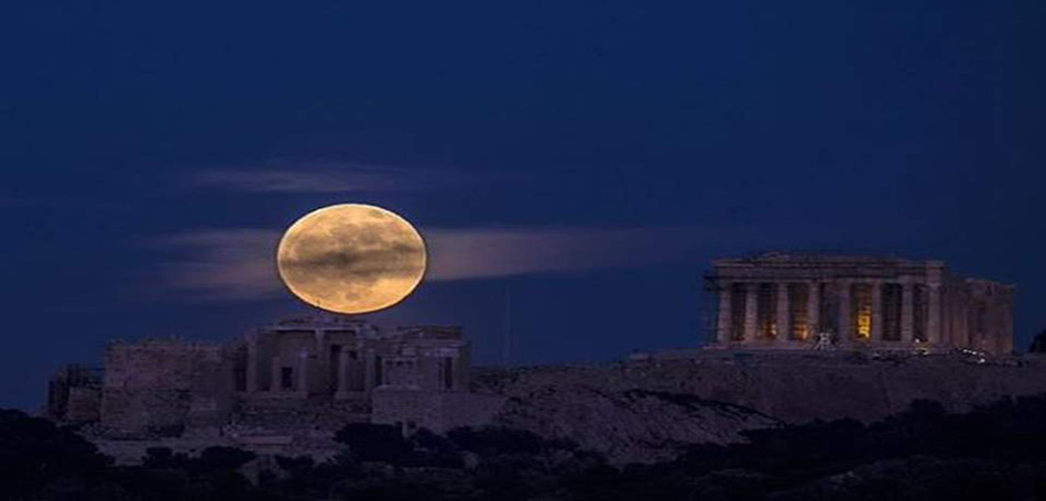 Η φωτογραφία του National Geographic με το φεγγάρι πάνω από την Ακρόπολη