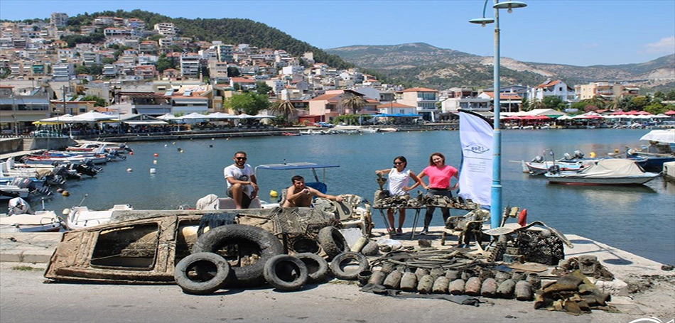 Καβάλα: Δύτες περιβαλλοντικής οργάνωσης ανέσυραν από τον βυθό μία βάρκα
