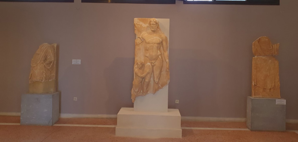 Στην έκθεση του Αρχαιολογικού Μουσείου της Τήνου επιτύμβια στήλη από την ανασκαφή στο Ξώμπουργκο
