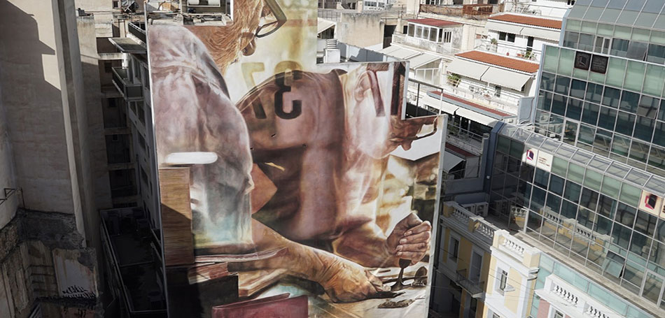 Ο κορυφαίος Αυστραλός εικαστικός Guido van Helten «υπογράφει» τη νέα τοιχογραφία στα Εξάρχεια